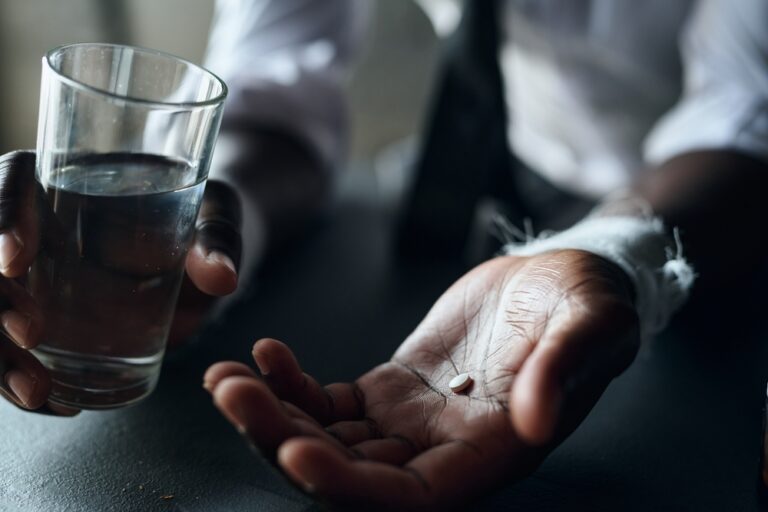 ADH_Can-You-Take-Painkillers-for-IBS